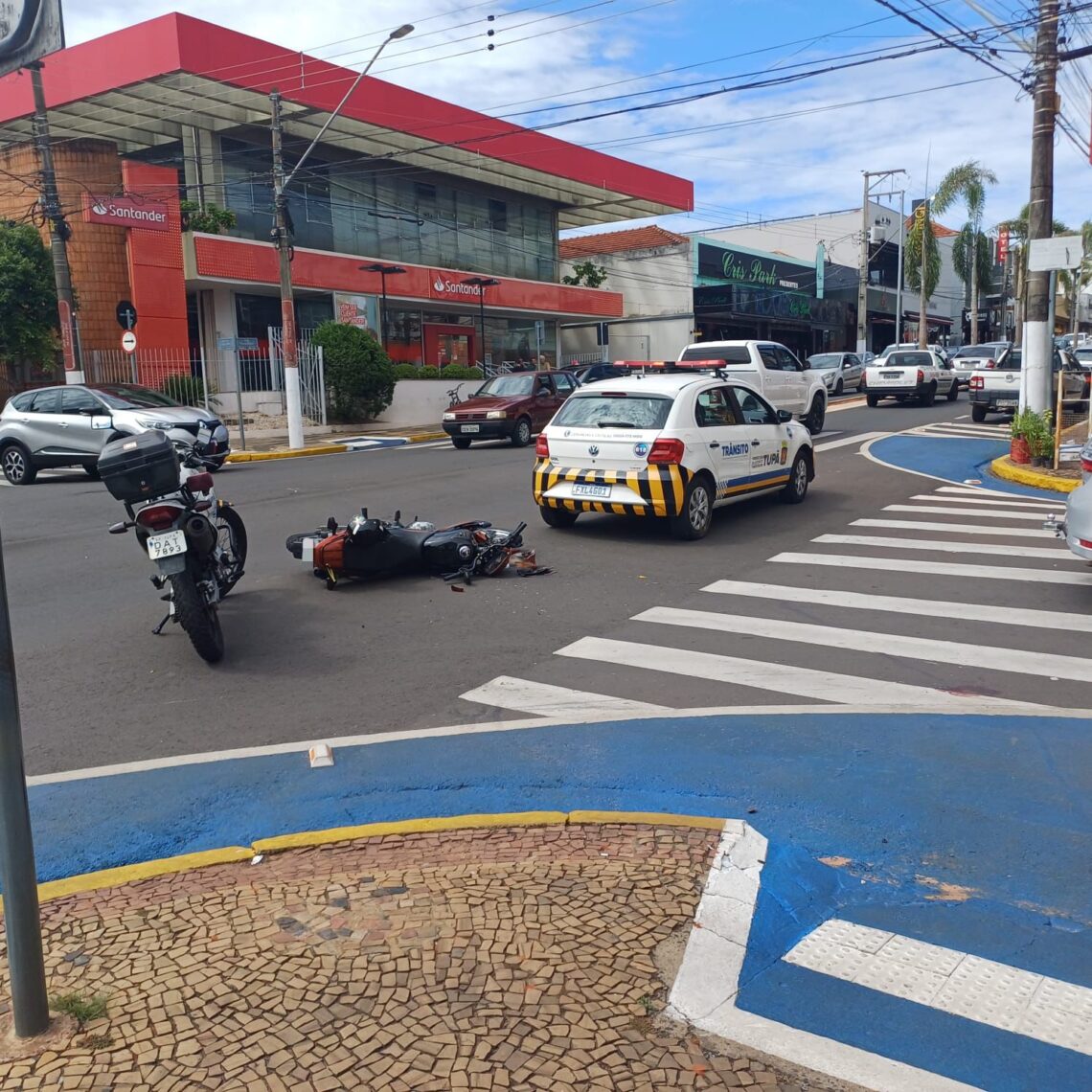 Carro e Moto colidem nesta manhã 22 na Tamoios Carijós Tupãense