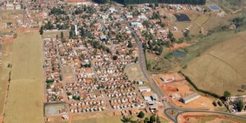 Queiroz assina convênio do Programa Rota Rural