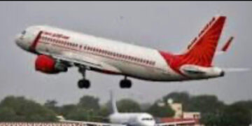 Avião com 242 pessoas cai na Índia; bombeiros fazem buscas na área dos destroços