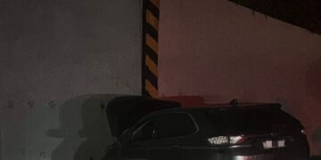 Motorista colide contra pontilhão na entrada principal de Tupã