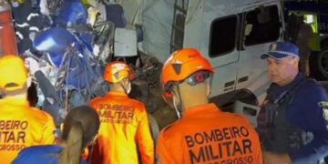 Batida entre ônibus e carreta deixa 11 mortos e mais de 40 feridos na BR-163