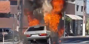 Incêndio em veículo assusta motoristas e pedestres no centro