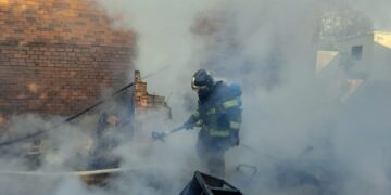 Incêndio destrói residência de madeira no Jardim Jaçanã