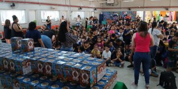 Às vésperas do Dia das Crianças, estudantes da rede municipal ganham brinquedos