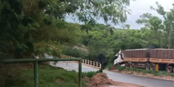 Carreta quase cai no Rio do Peixe na vicinal Tupã-Quatá