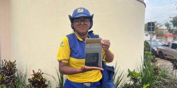 Funcionária de loja em Tupã devolve tablet perdido e emociona carteiro feminina com gesto de honestidade