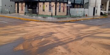 Motoristas de Tupã devem redobrar atenção em trecho da Rua Nhambiquaras após derramamento de óleo