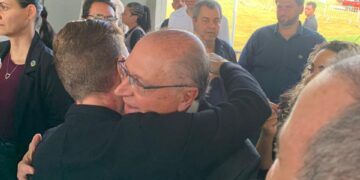 Prefeito Fernando Itapuã integra comitiva federal liderada por Geraldo Alckmin em entrega de moradias na região de Bauru