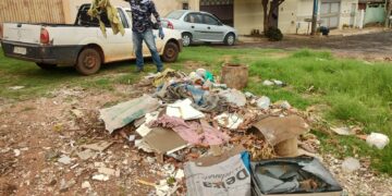 Depósito irregular de lixo desafia equipes de limpeza e representa risco à população