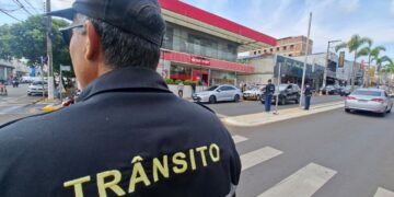 Campanha reforça importância da faixa de pedestre em ação educativa no centro de Tupã