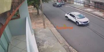 Parada repentina de carro provoca batida e queda de motociclista na Vila Vargas